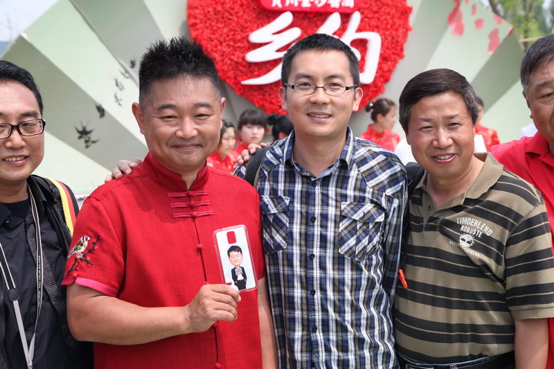 CCTV乡约 主持人肖东坡和大秦手机贴膜设备创始人李俊峰